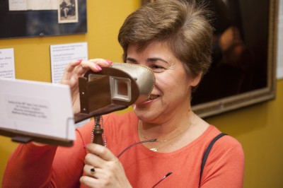 Guest using the stereoscope viewer