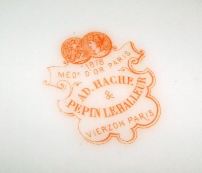The reverse of the dessert plate: “1878 Méd.e D’or [Médaille D’or (Gold Medal)] Paris / Ad. Hache & Pepin LeHalleur / Vierzon [and] Paris”