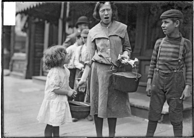 Two Jewish girls carrying pots of food for the Sabbath, Chicago. October 20, 1903. Courtesy of the Chicago History Museum.