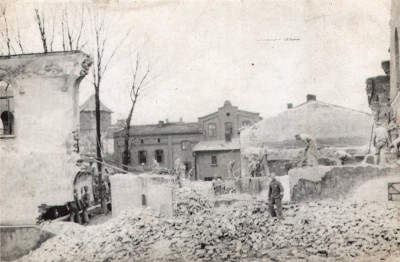 Demolition of the destroyed Great Synagogue by the KL Auschwitz prisoners, c. 1940. Collection of Emilia Weźranowska.