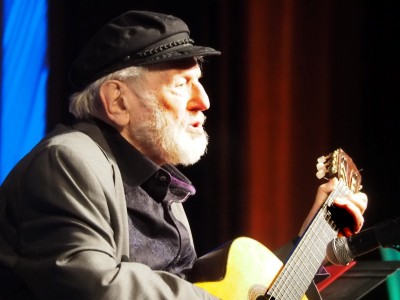 Theodore Bikel performing at the St. Louis Jewish Books Festival, November 2, 2014. Photo by Fitzaubrey.