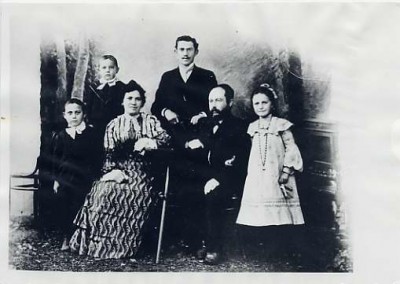Black and white copy print of the Streifer family from left to right:  Henry Streifer, Joseph Streifer, Miriam Streifer, Aron Streifer, Wolf Streifer, and Ann Streifer, 1902-1905.