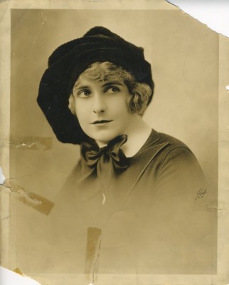 Headshot of actress pearl white.