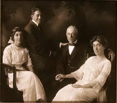 William and Beatrice Levy with their children, 1911.  Donated by Janet Fishbein, Ellen Patz, Ruth Gottesman & Vera Mendelsohn Mittnick. JMM 2002.79.338