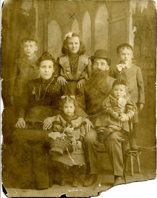 Tthe Rodbell family: David, Dora Rodbell Silber, Isidore, Fanny Kirsch Rodbell, Solomon, Kathryn Rodbell Sollins, and Jacob, 1905. JMM 1995.160.1