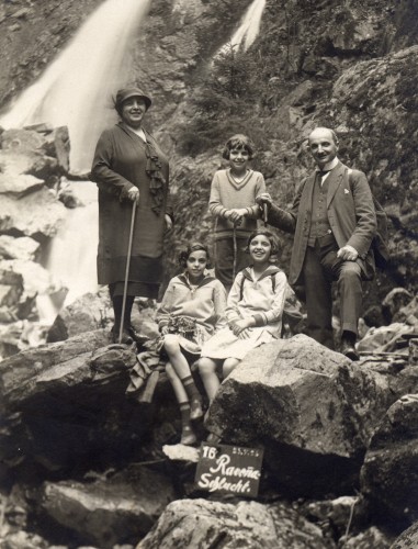 The Weil family, Hilda and Theo with children Erna, Lisa, and Toni (standing between parents) on vacation in Höllenthal, Germany, 1925. Courtesy of Brenda Mandel.